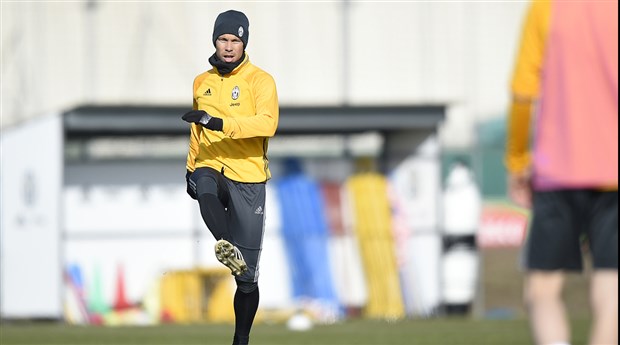 Mặc đại gia Trung Quốc lôi kéo, Alves vẫn miệt mài luyện tập cùng Juventus - Bóng Đá