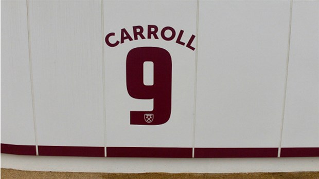 West Ham vinh danh 'siêu phẩm' Andy Carroll ngay bên ngoài SVĐ - Bóng Đá
