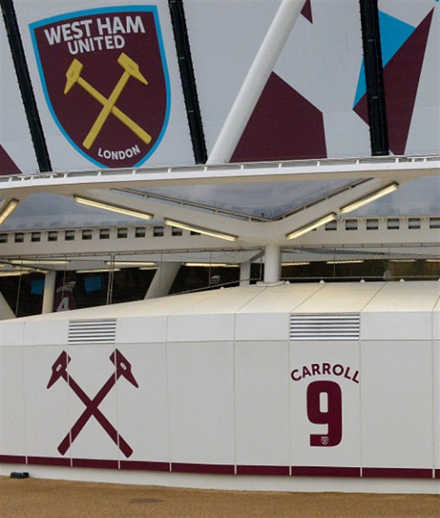 West Ham vinh danh 'siêu phẩm' Andy Carroll ngay bên ngoài SVĐ - Bóng Đá