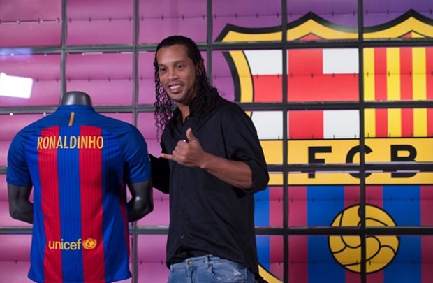 Chùm ảnh: Ronaldinho CHÍNH THỨC khoác lại chiếc áo của Barcelona - Bóng Đá