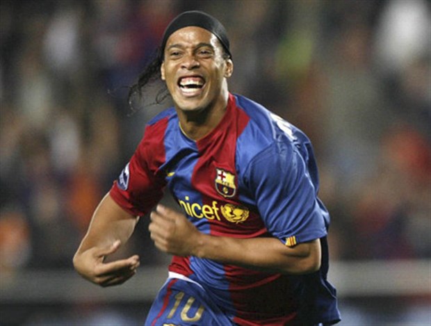 Chùm ảnh: Ronaldinho CHÍNH THỨC khoác lại chiếc áo của Barcelona - Bóng Đá