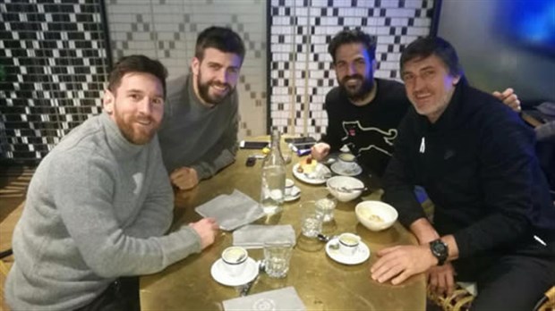 Vừa được nghỉ, Fabregas đã bay về Barcelona hội ngộ cùng Messi - Bóng Đá