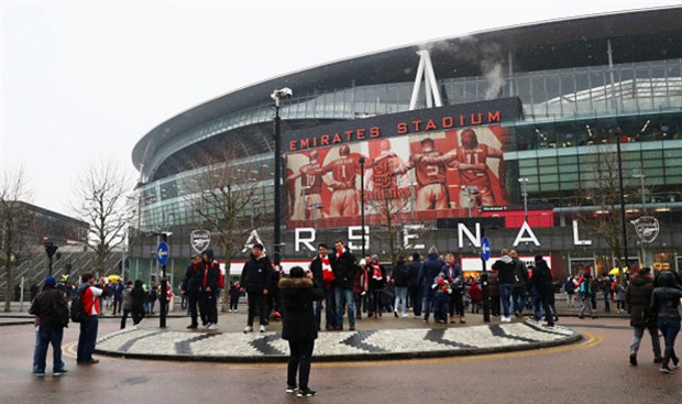CĐV Arsenal co ro lê bước tới Emirates cổ vũ đội bóng - Bóng Đá