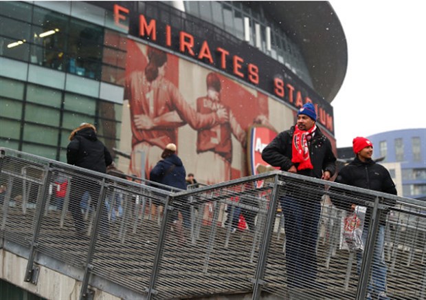 CĐV Arsenal co ro lê bước tới Emirates cổ vũ đội bóng - Bóng Đá