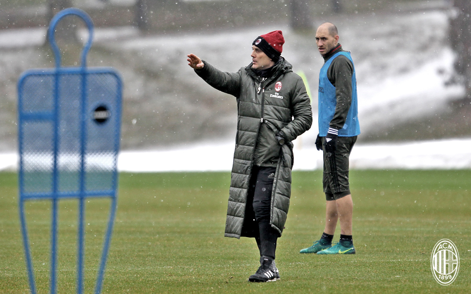 Trước đại chiến, AC Milan cắn răng tập luyện dưới cái lạnh thấu xương - Bóng Đá