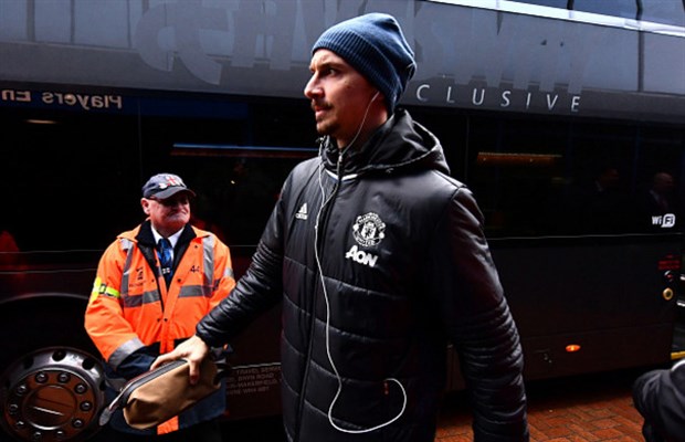 Ibrahimovic lạnh lùng dẫn Quỷ Đỏ tiến vào sân Ewood Park - Bóng Đá