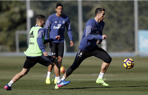 Ronaldo và Bale chia phe đối đầu trên sân tập của Real  - Bóng Đá