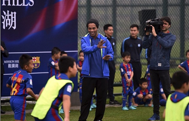 Chùm ảnh: Ronaldinho tận tình truyền nghề cho các sao nhí Trung Quốc - Bóng Đá