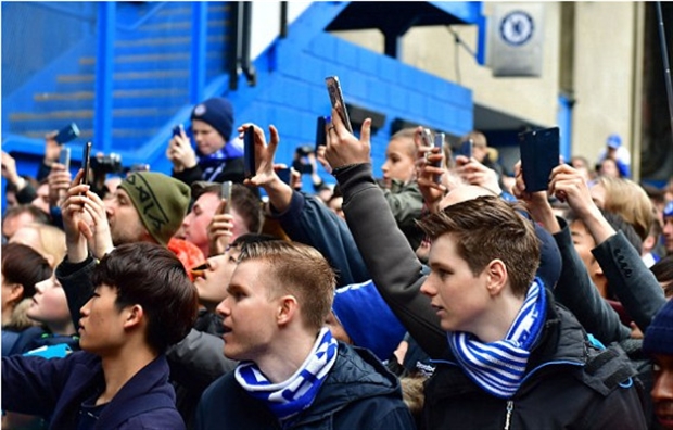 Chùm ảnh: Nhạc hiệu đã nổi lên trường sân Stamford Bridge - Bóng Đá