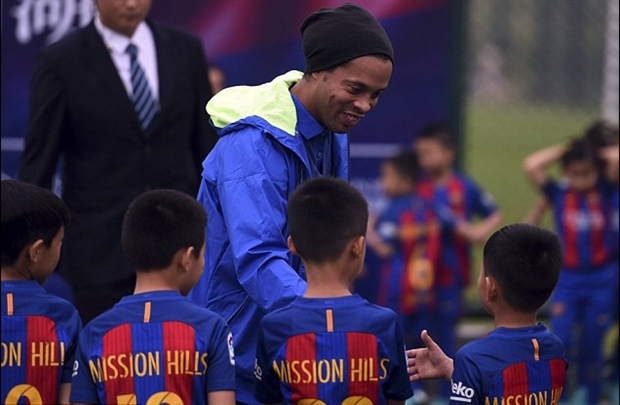 Chùm ảnh: Ronaldinho tận tình truyền nghề cho các sao nhí Trung Quốc - Bóng Đá
