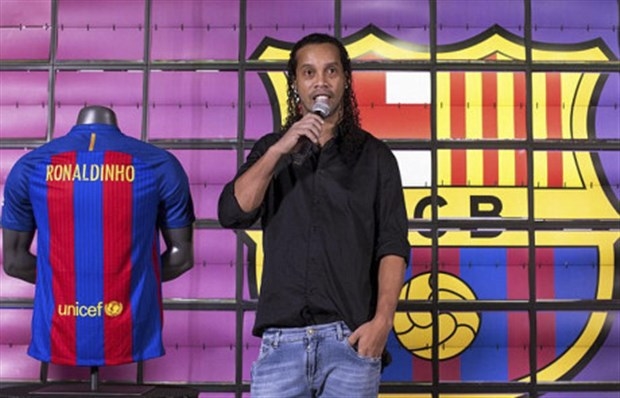 Chùm ảnh: Ronaldinho tận tình truyền nghề cho các sao nhí Trung Quốc - Bóng Đá