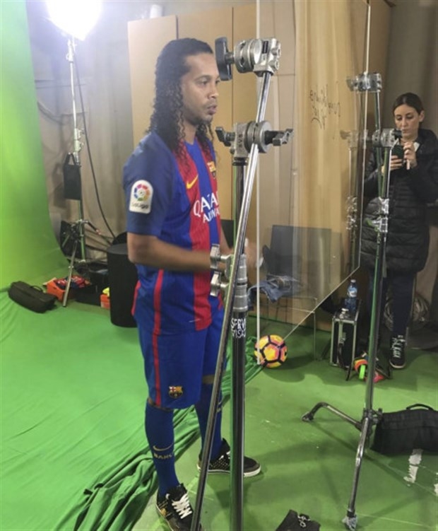 Chùm ảnh: Ronaldinho tận tình truyền nghề cho các sao nhí Trung Quốc - Bóng Đá