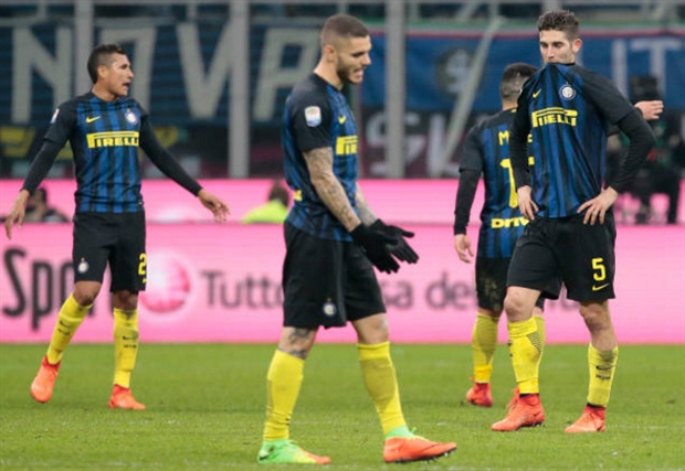 Trọng tài tặng 3 điểm cho Milan, Inter thua muối mặt trước Roma - Bóng Đá