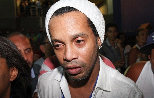 Chùm ảnh: Ronaldinho phờ phạt cả người khi tham gia lễ hội tại quê nhà - Bóng Đá