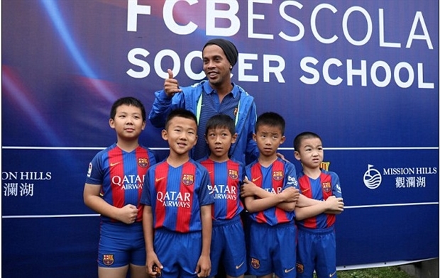 Chùm ảnh: Ronaldinho phờ phạt cả người khi tham gia lễ hội tại quê nhà - Bóng Đá