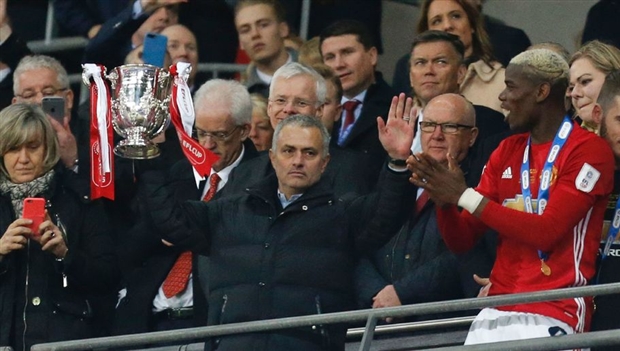 Chùm ảnh: Mourinho lặng lẽ ăn mừng chiếc cúp thứ 2 cùng gia đình - Bóng Đá