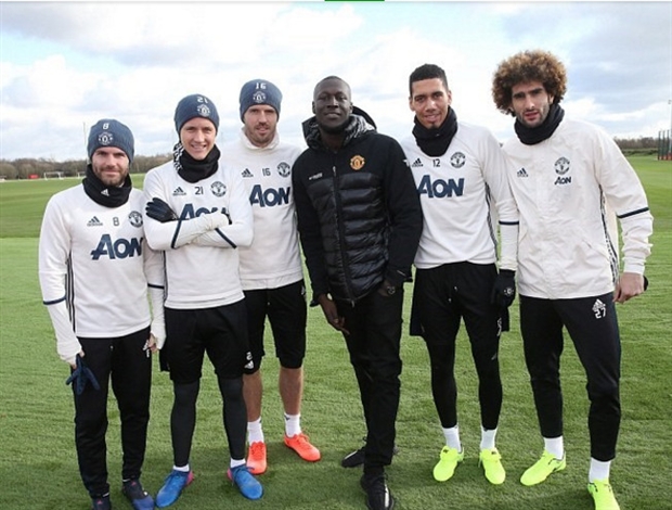Chùm ảnh: Man Utd đón bạn quý của Pogba tại Carrington - Bóng Đá