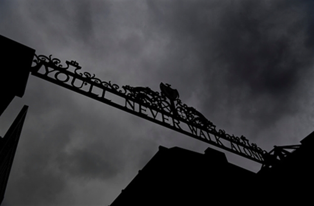 Chùm Ảnh: Mây Đen Phủ Kín Bầu Trời Anfield Trước Giờ G | Bóng Đá