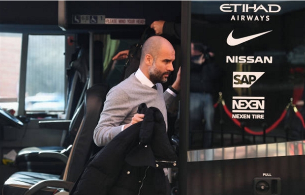 Chùm ảnh: Guardiola đầy căng thẳng khi đặt chân tới sân Ánh Sáng - Bóng Đá