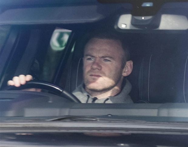 Chùm ảnh: Rooney được đưa tới sân tập bằng xe chở hàng - Bóng Đá