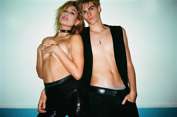 Vòng 3 của mẫu 9x Hailey Baldwin làm dậy sóng tạp chí Lui  - Bóng Đá