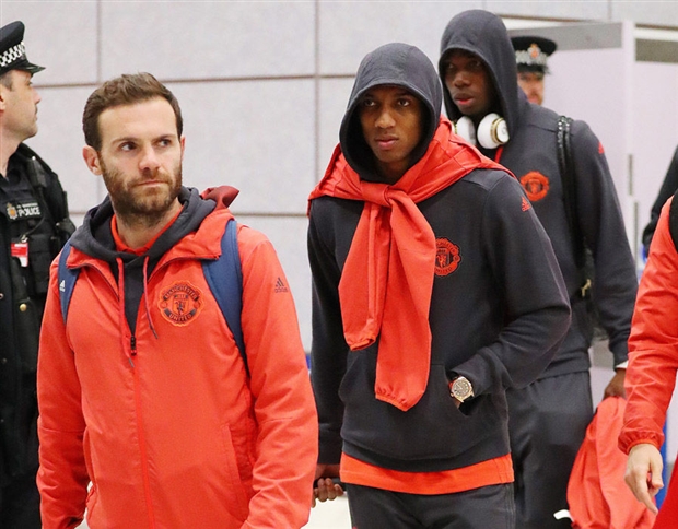 Chùm ảnh: Dàn sao Man Utd kiệt sức sau khi trở về từ nước Nga - Bóng Đá