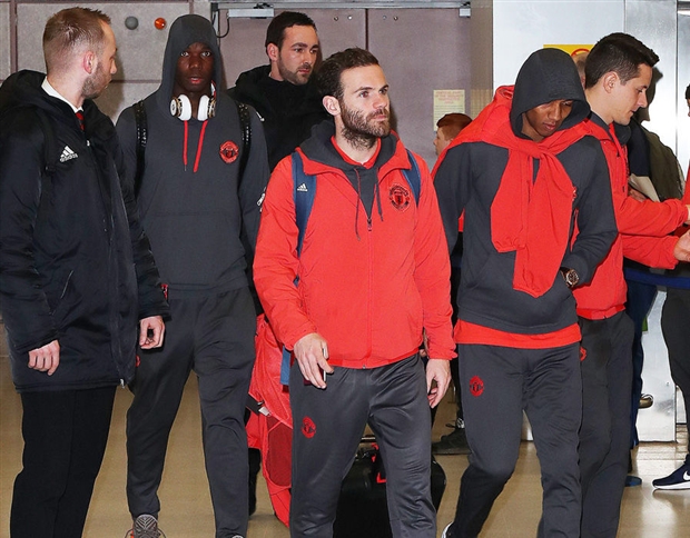 Chùm ảnh: Dàn sao Man Utd kiệt sức sau khi trở về từ nước Nga - Bóng Đá