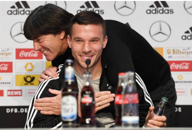 Từ họp báo đến sân tập, Loew 'bám không tha' Podolski - Bóng Đá