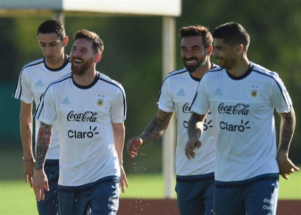 Messi hạ mình nghe theo chỉ đạo của Bauza trên sân tập - Bóng Đá