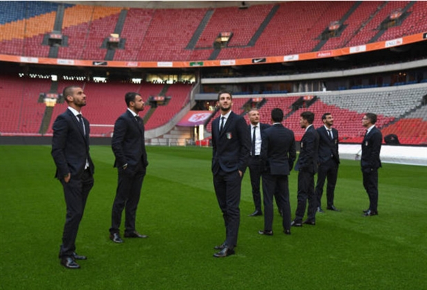 Tuyển Italia diện vest lịch lãm đến tham quan Amsterdam Arena - Bóng Đá