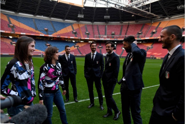Tuyển Italia diện vest lịch lãm đến tham quan Amsterdam Arena - Bóng Đá
