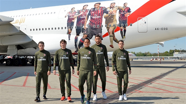Donnarumma 'cứng đơ' bên chuyên cơ mới của AC Milan - Bóng Đá