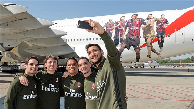 Donnarumma 'cứng đơ' bên chuyên cơ mới của AC Milan - Bóng Đá