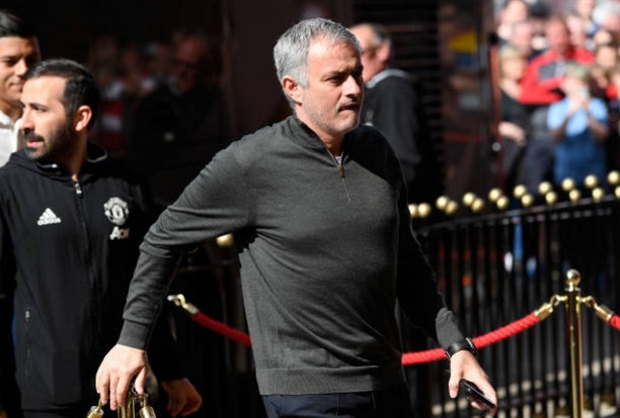 Mourinho đầy suy tư quan sát sân Ánh Sáng trước giờ chiến - Bóng Đá