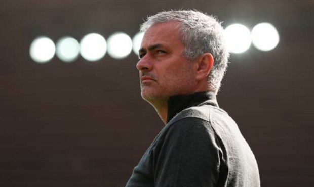 Mourinho đầy suy tư quan sát sân Ánh Sáng trước giờ chiến - Bóng Đá