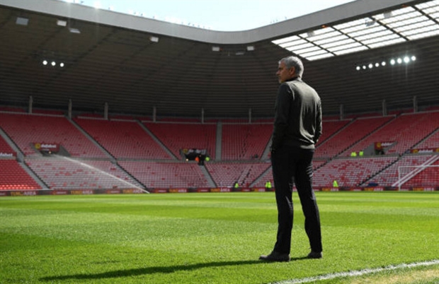 Mourinho đầy suy tư quan sát sân Ánh Sáng trước giờ chiến - Bóng Đá