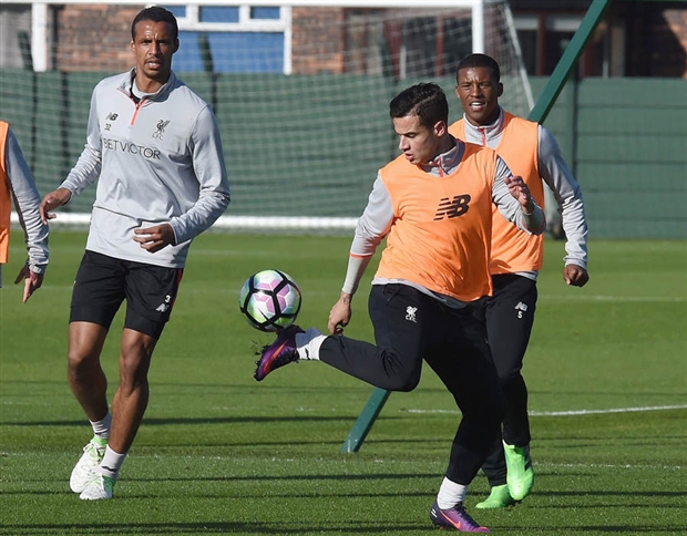 Coutinho nhí nhảnh tạo dánh trên sân tập của Liverpool - Bóng Đá