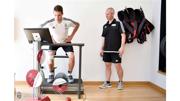 Chủ tịch Leicester xuống tận sân động viên, liệu Bầy Cáo có làm nên chuyện? - Bóng Đá