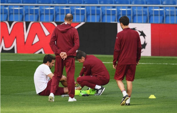 Mats Hummels ôm gối trên sân, Ancelotti lo ra mặt - Bóng Đá