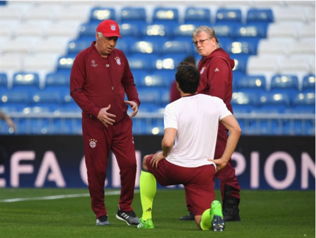 Mats Hummels ôm gối trên sân, Ancelotti lo ra mặt - Bóng Đá