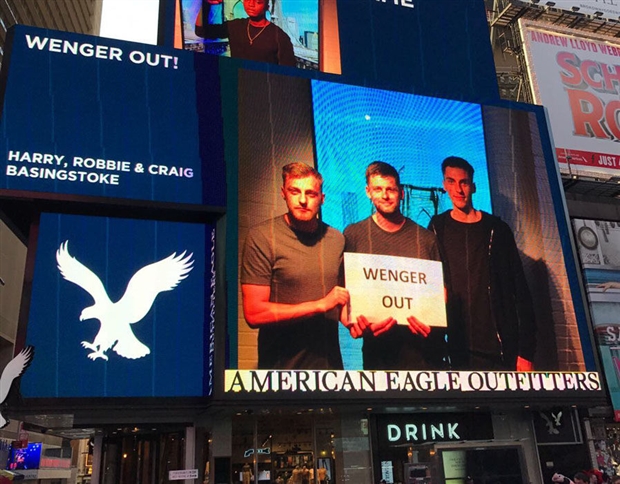 'Wenger Out' dự đám cưới, 'lên sóng' tại Times Square - Bóng Đá