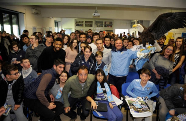 Sao Lazio mang cả đại bàng tới thăm trường học - Bóng Đá