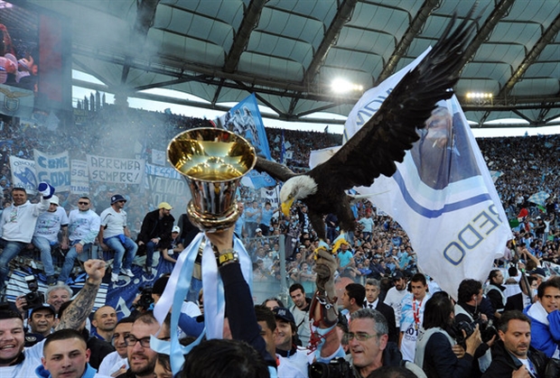 Sao Lazio mang cả đại bàng tới thăm trường học - Bóng Đá