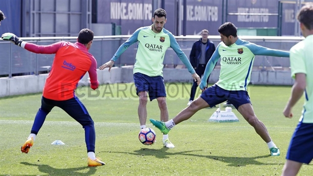 Vắng Messi và Neymar, Suarez lẻ loi trong buổi tập của Barcelona - Bóng Đá