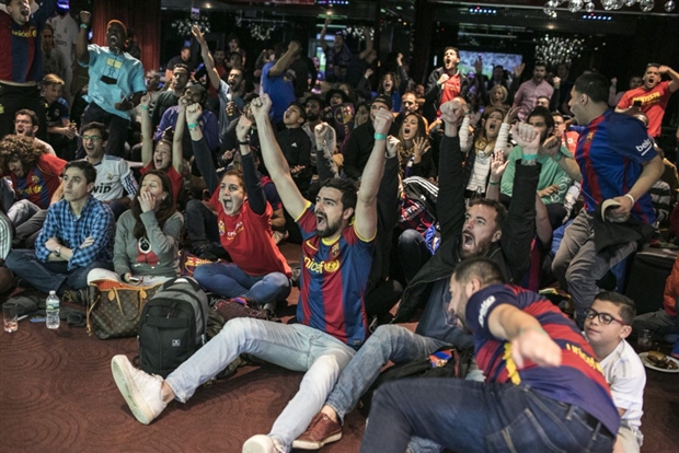 Hạ Real, fan Barcelona ăn mừng như đã vô địch - Bóng Đá