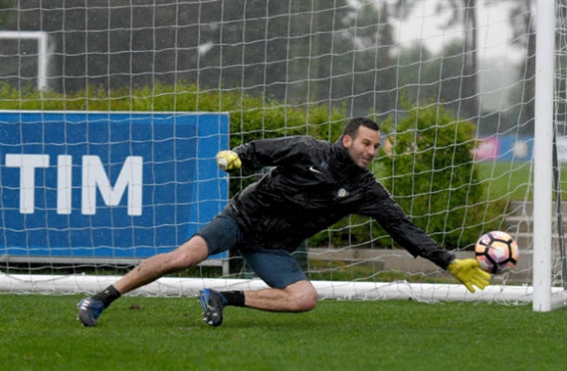 Trong cơn khủng hoảng, Inter vẫn tập luyện mặc trời mưa bão - Bóng Đá