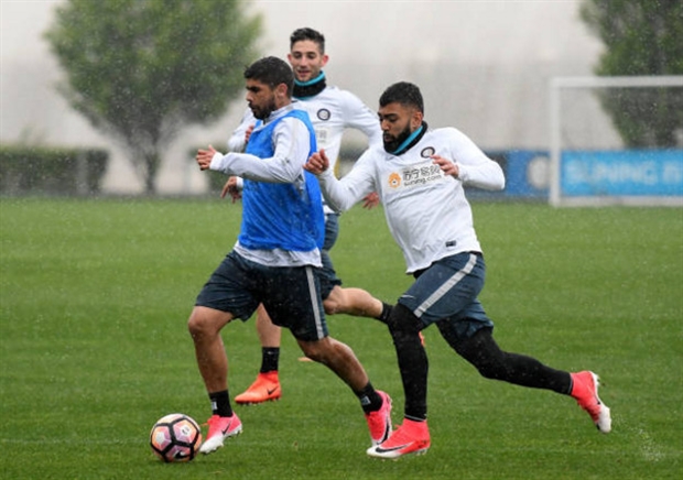 Trong cơn khủng hoảng, Inter vẫn tập luyện mặc trời mưa bão - Bóng Đá