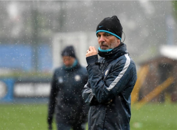 Trong cơn khủng hoảng, Inter vẫn tập luyện mặc trời mưa bão - Bóng Đá