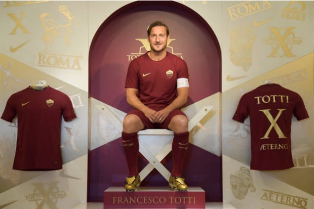 Totti tưng bừng nhận giày vàng tại Rome - Bóng Đá