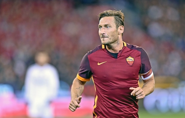 Totti tưng bừng nhận giày vàng tại Rome - Bóng Đá
